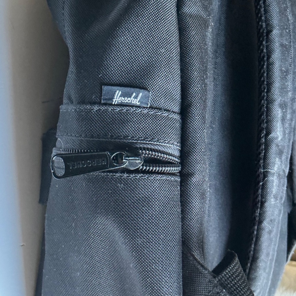 Herschel solid black back pack - Picture 7 of 7